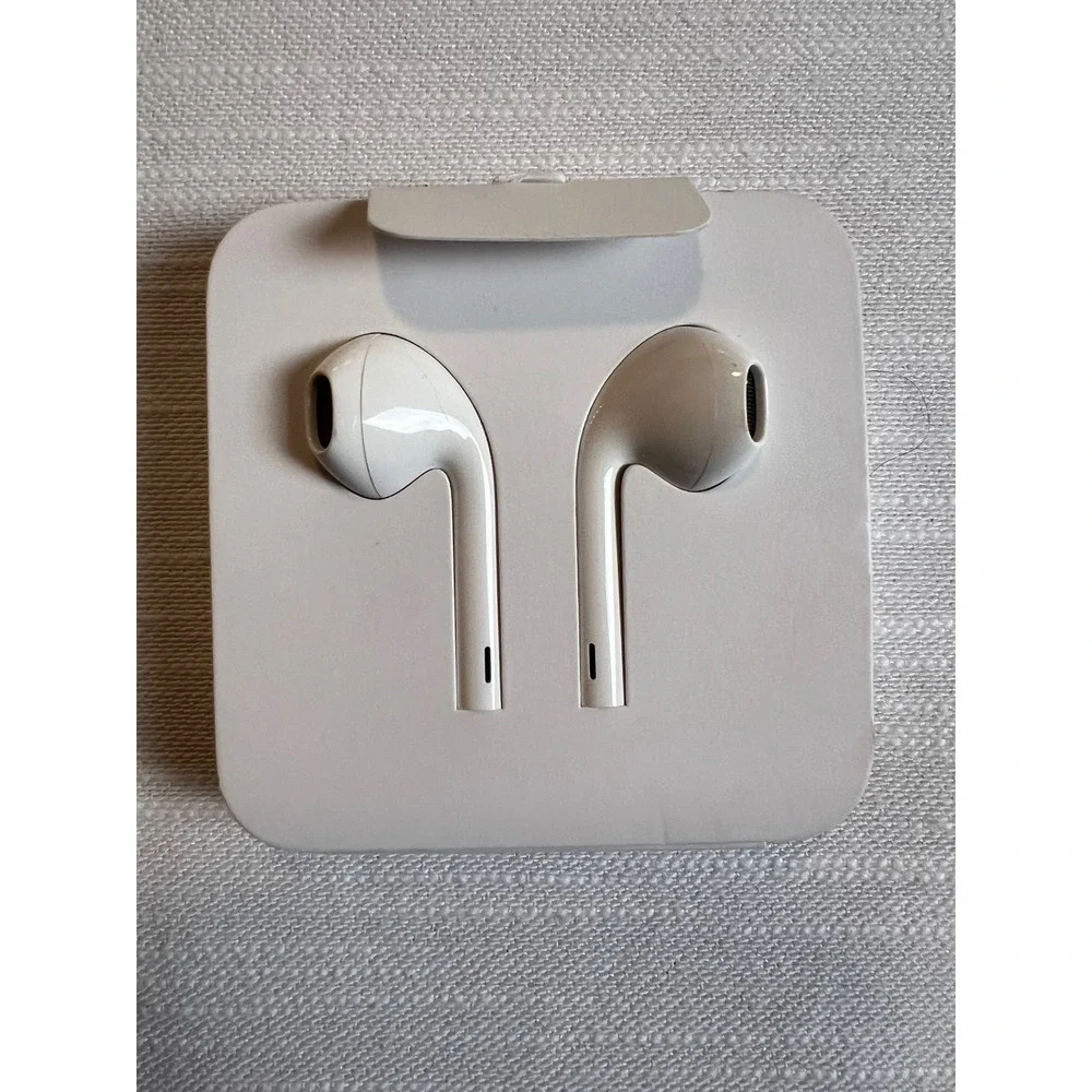 Apple EarPods with Lightning Connector MMTN2AM/A White In-Ear Headphones